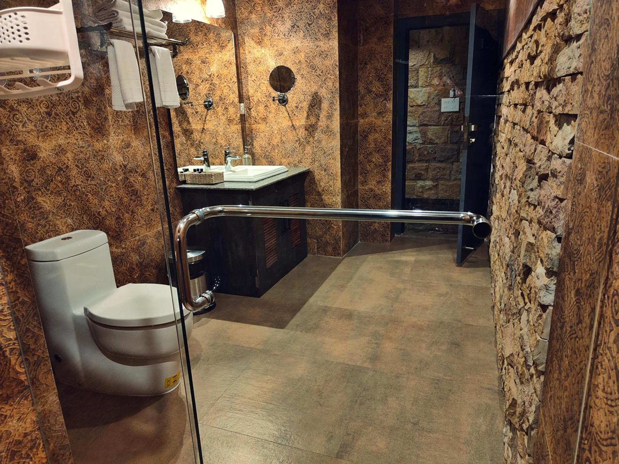 Hotel Acropolis Шиллонг Экстерьер фото